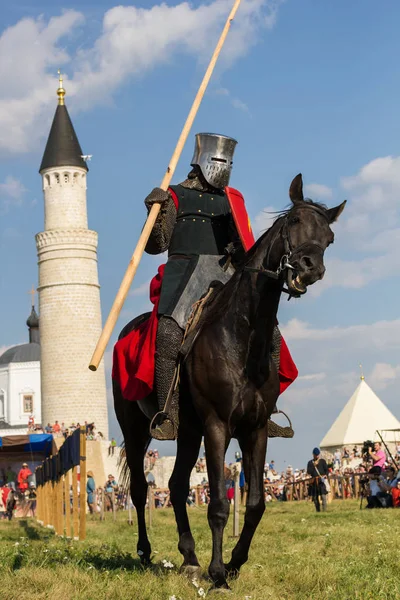 Bulgar, Federación Rusa - agosto 2018, - hombre de armadura a caballo en el festival de la Edad Media contra la antigua torre —  Fotos de Stock