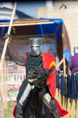 Bulgar, Rusya Federasyonu - Ağustos 2018 -, Ortaçağ uluslararası festivalin katılımcı bir binicilik bir şövalye olarak giyinmiş.