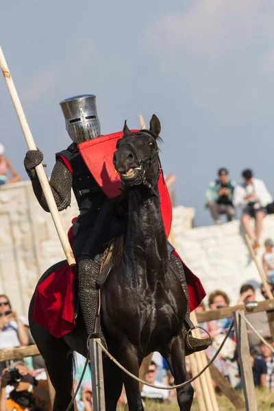 Bulgar, Federación Rusa - Agosto 2018, - hombre con armadura de batalla montando un caballo en el festival internacional de la Edad Media —  Fotos de Stock