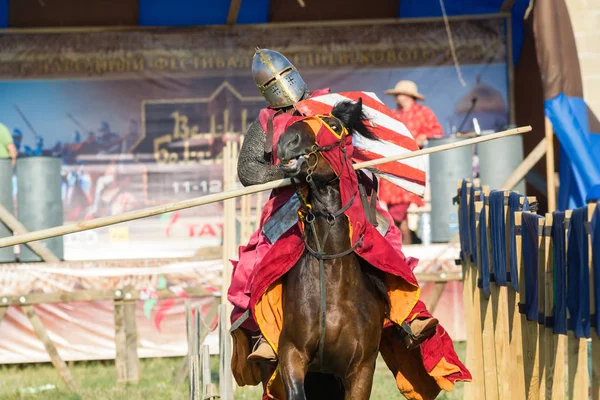 Bulgar, Federazione Russa - Agosto 2018, - un uomo in tuta da battaglia in sella a un cavallo a un torneo di giostra — Foto Stock