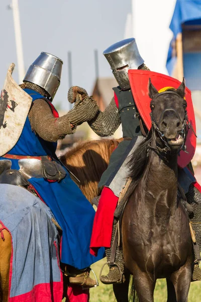 Bulgar, Rusya Federasyonu - Ağustos 2018 -, atlı şövalyeler gibi giyinmiş iki adam Ortaçağ festivalinde tokalaşın — Stok fotoğraf