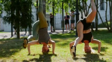 Yaz aylarında Parktaki tüm vücut ağırlığı ile başlarını genç kızlar kürsüye