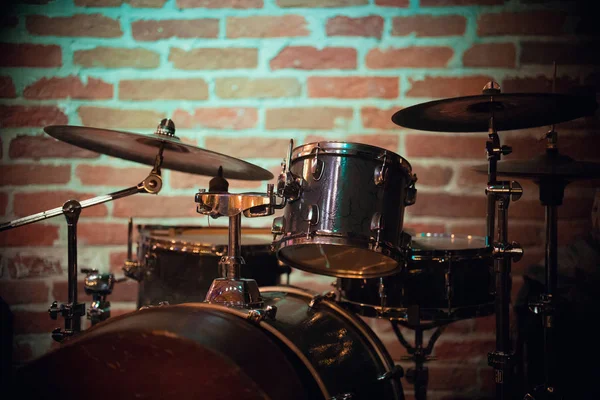 Прекрасний барабан стоїть на цегляній стіні в джазовому барі — стокове фото