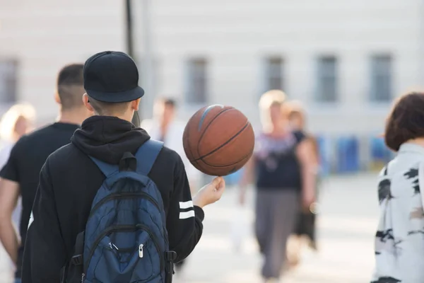 Unga basketspelare som gick på gatan med bollen — Stockfoto