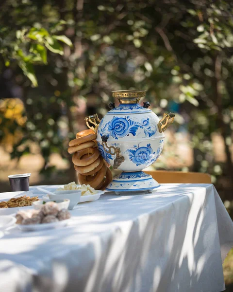 하얀 식탁보와 테이블에는 다른 음식 옆 베이글와 아름 다운 사 모 바르 — 스톡 사진