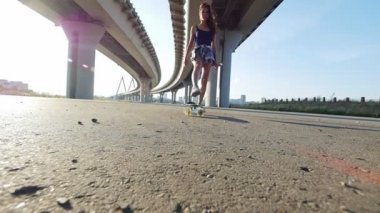 Kısa şortlu genç kız kameraya doğru bir paten bacak sürdü