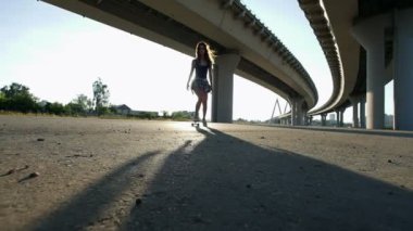 Şirin kız akşamları güneş parlar köprünün altından bir kaykay sürme