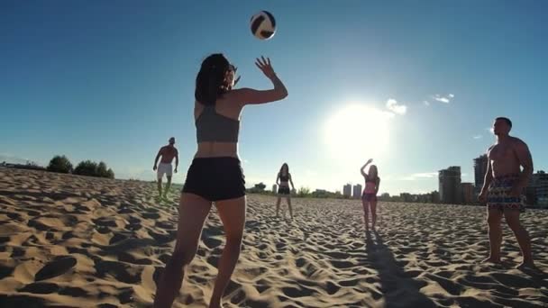 Un grupo de amigos jugando voleibol playa en el sol caliente — Vídeos de Stock