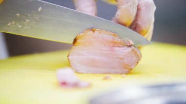 Yemek yalnızca kollarını sarı gemide, çerçeve içinde domuz eti dilim