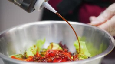 Cook üzerinde eller aşçı çerçevesinde kase salata sosu dökülen