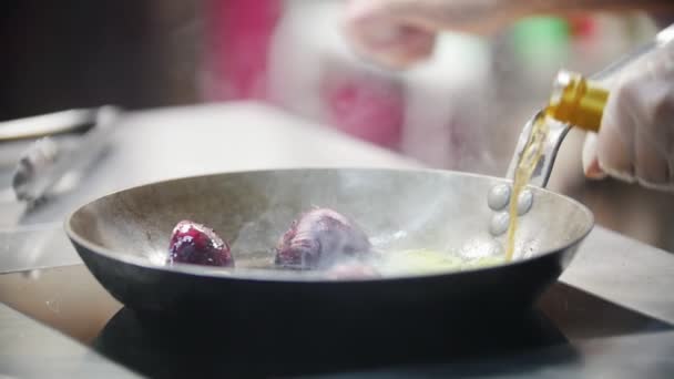 Egy serpenyőben, mely sült hagymával serpenyőben, adjuk hozzá olajat és a tűz — Stock videók