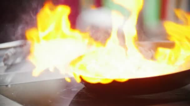 In a frying pan fry onions, burning fire, looks spectacular — Stock Video