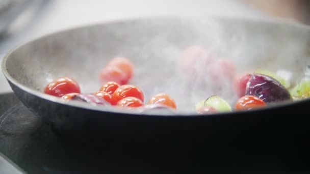 Sartén Proceso Cocción Tomates Cherry Otras Verduras Cerca — Vídeo de stock