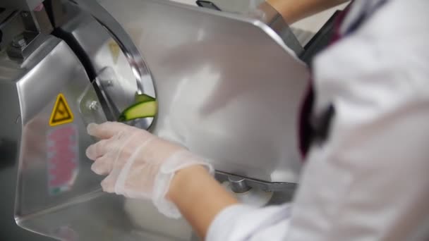 Chef desconocido obtiene verduras picadas de rebanadoras de verduras — Vídeo de stock