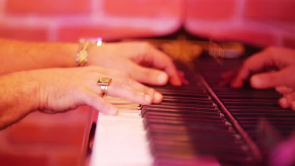 Mens vingers worden gesorteerd op de toetsen van de piano. 'S avonds aan de jazz bar — Stockvideo