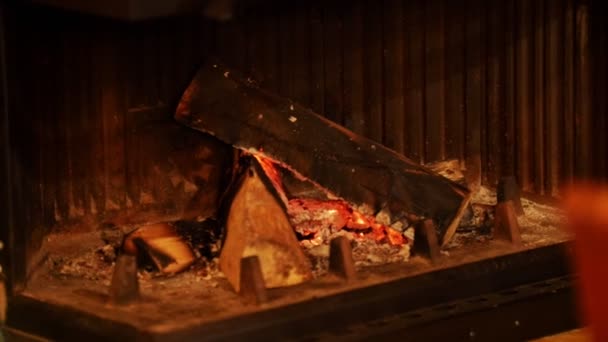 Una pequeña chimenea que se apaga lentamente. Noche en el bar de jazz . — Vídeos de Stock