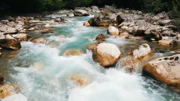 Río de montaña, paisaje de la naturaleza. El agua pura y clara se mueve entre grandes piedras — Vídeos de Stock