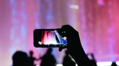 Ön planda smartphone üzerinde güzel bir çeşme çekim işlemidir