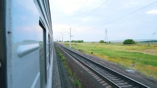 Treno in movimento. Sparo dal finestrino del treno. La ferrovia . — Video Stock