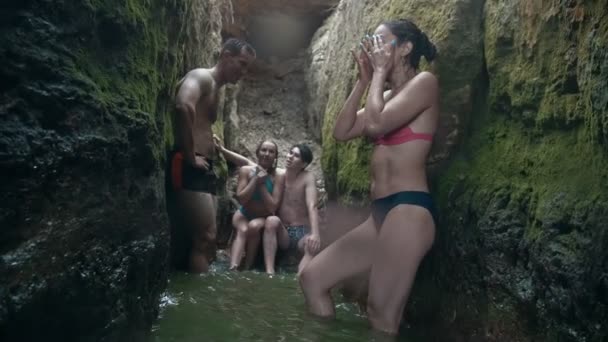 Друзья отдыхают в водном ущелье на природе, замедленная съемка — стоковое видео