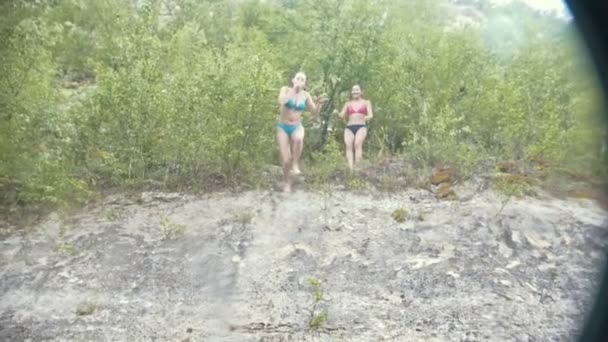 Ragazza che salta giù da una scogliera alta nel fiume, al rallentatore — Video Stock