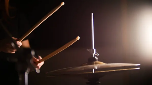 Davul ziller ve davul hedefleniyor sopaları bir dizi çerçevesinde.