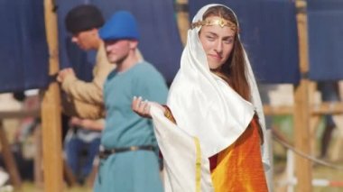 Bulgar, Rusya Federasyonu - Ağustos 2018, - Ortaçağ Festivali tarihi kostüm poz güzel kız