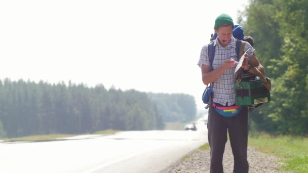 Lifter man tekent u een markering in een witte kartonnen glimlach. — Stockvideo