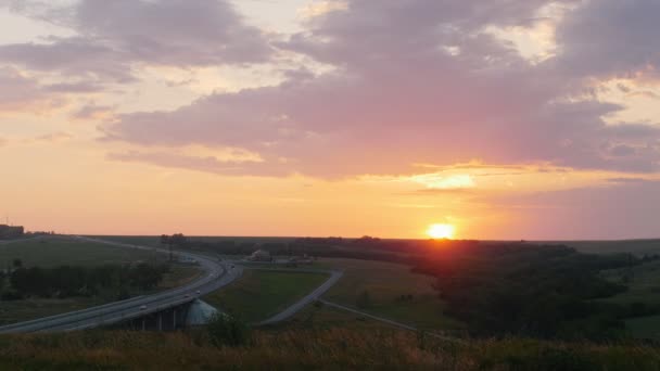 Abend. schöner Sonnenuntergang. Tal. auf der Straße an Autos vorbei — Stockvideo