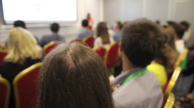 Birçok kişi iş Konferansı'nda büyük salonda otururken