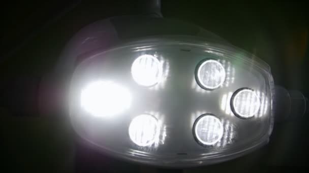 Primer Plano Hay Una Lámpara Médica Que Brilla Directamente Cámara — Vídeos de Stock