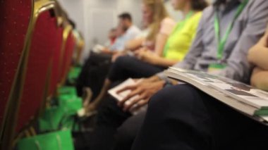 İnsanlar üzerinde dinleme ve yazma iş Konferansı'nda yerlerini