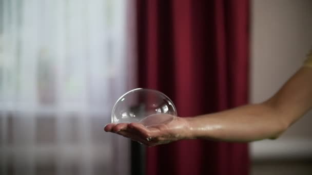 L'homme a allumé une bulle de savon sur sa main. Spectacle pour enfants. Animateur . — Video