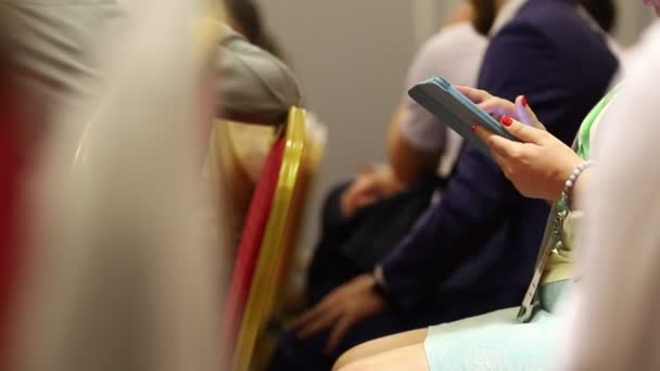 Menschen Sitzen Auf Geschäftskonferenzen Mann Mit Smartphone Der Hand Nahaufnahme — Stockvideo