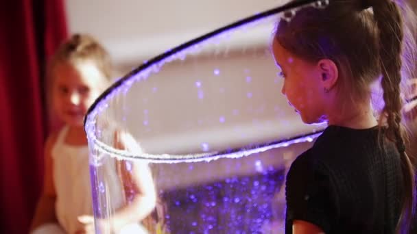 Les petites filles admirent le spectacle de bulles. La performance des animateurs. Vacances d'enfants . — Video