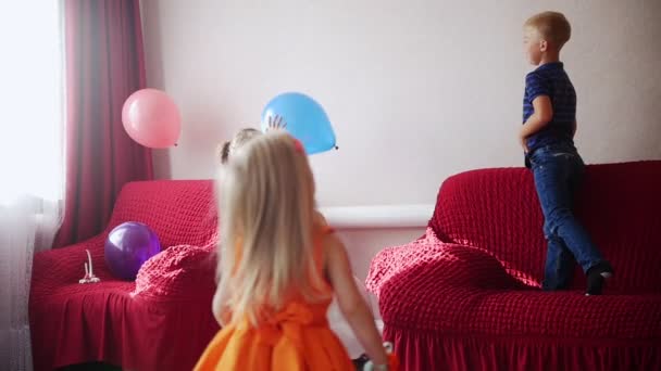 Børn har det sjovt at lege med balloner. Vis animatorer. Børneferie . – Stock-video