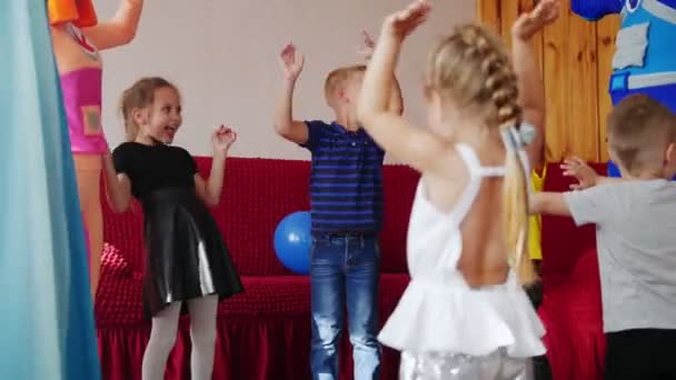 Kinderen van alle leeftijden zorgeloos plezier met de animators. Kinder vakantie. — Stockvideo