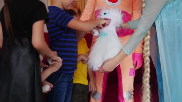 As crianças brincam com um brinquedo macio. O desempenho dos animadores. Férias infantis . — Vídeo de Stock