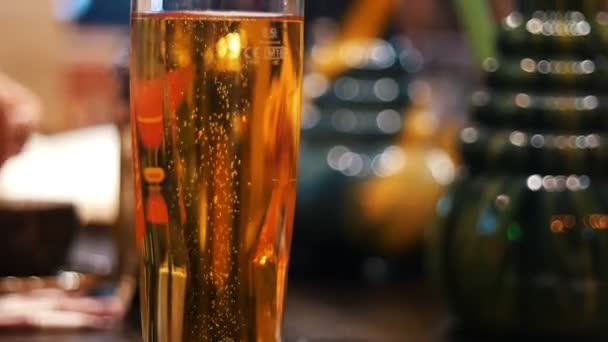 Растущие пузыри в стакане пива — стоковое видео