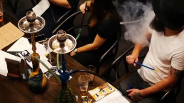 Bir grup genç insan Restoran, içki kokteyl ve sigara nargile, üstten görünüm zaman geçirmekten zevk