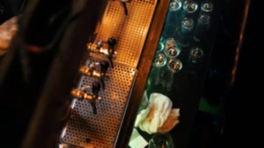 barmen trendy bar, bir bar çekim arkasındaki boş gözlüklü sayaç