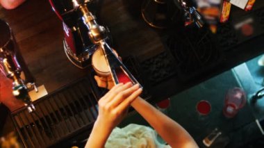 Barmen trendy bar, cam içine dökme bira arkasında