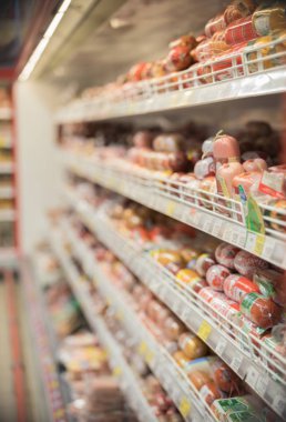 Süpermarkette rafta sosis haşlama