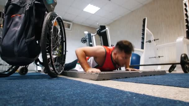 Handsome zakázány muž dělá push up v tělocvičně během tréninku. — Stock video