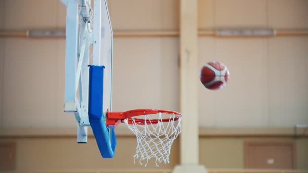 La pelota en el aro, baloncesto, buen trolear — Vídeos de Stock
