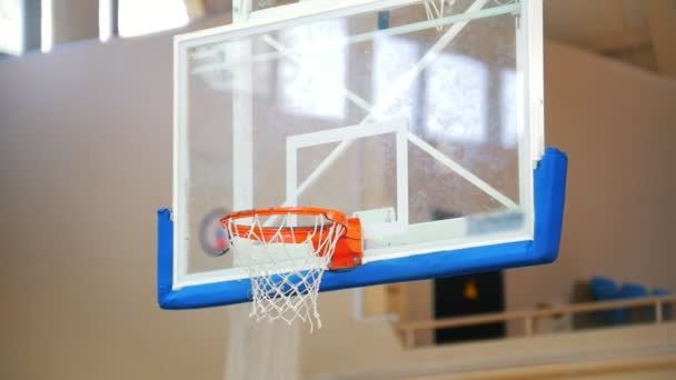 Dos bolas volando en el aro, baloncesto, buen trolear . — Vídeos de Stock