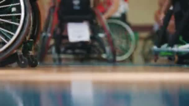 Handicap rolstoel basketbal team praktijk spelen — Stockvideo