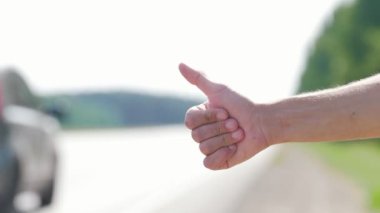 Ön planda bir el arabalar, otostop geçme honking mans