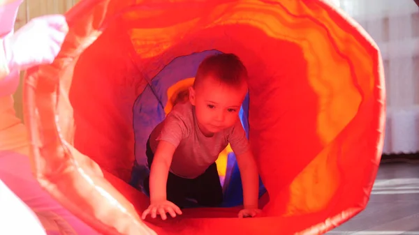 Two cute boys crawling through the tube — Stock Photo, Image