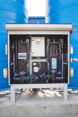 Mavi su kulesi pompa toplayıcı komplekslerin bir monitör, subaplar ve düğme kutusu geçiş